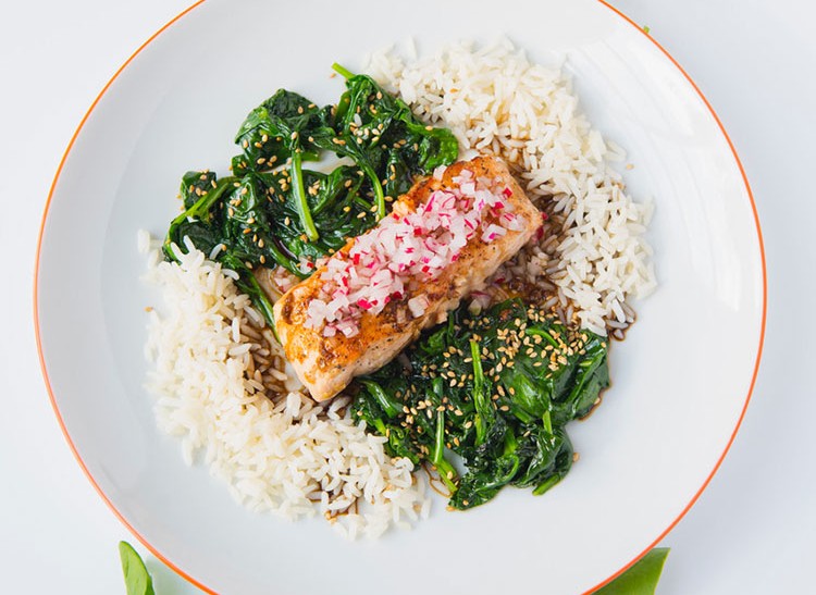 Still spinish with sesam seads, radish and cooked salm