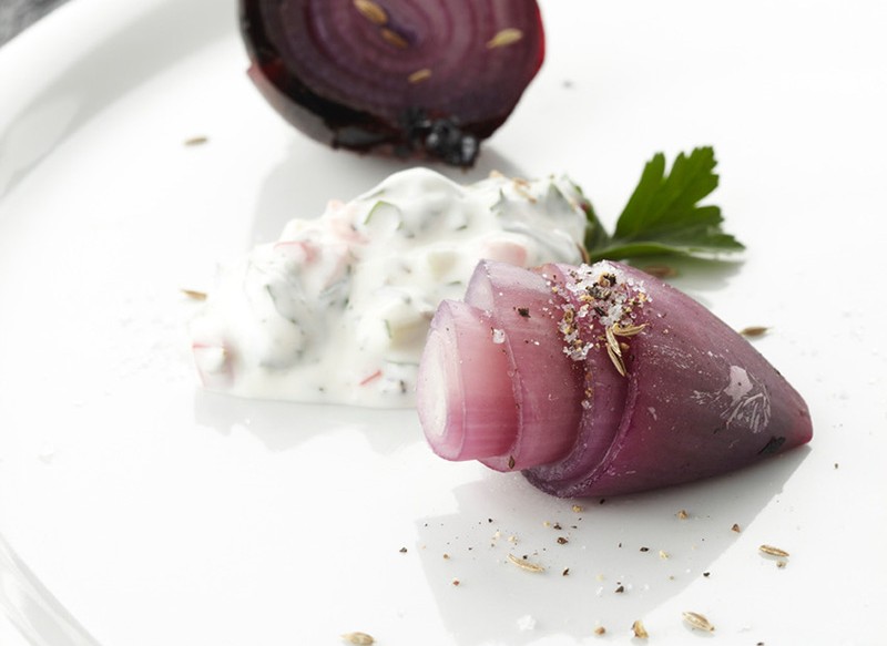Grilled red onion with spicy fresh cheese sauce