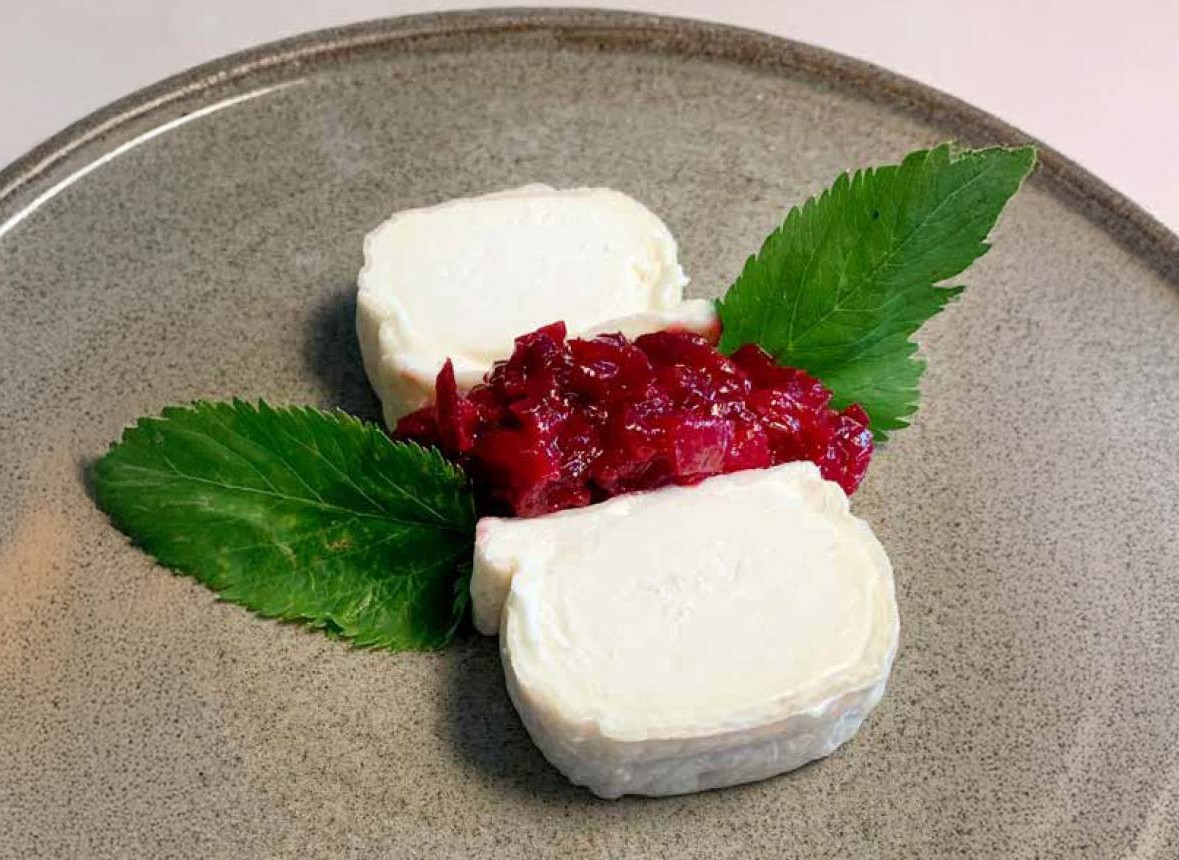 Red beet, horseradish, onion, pear and grape chutney