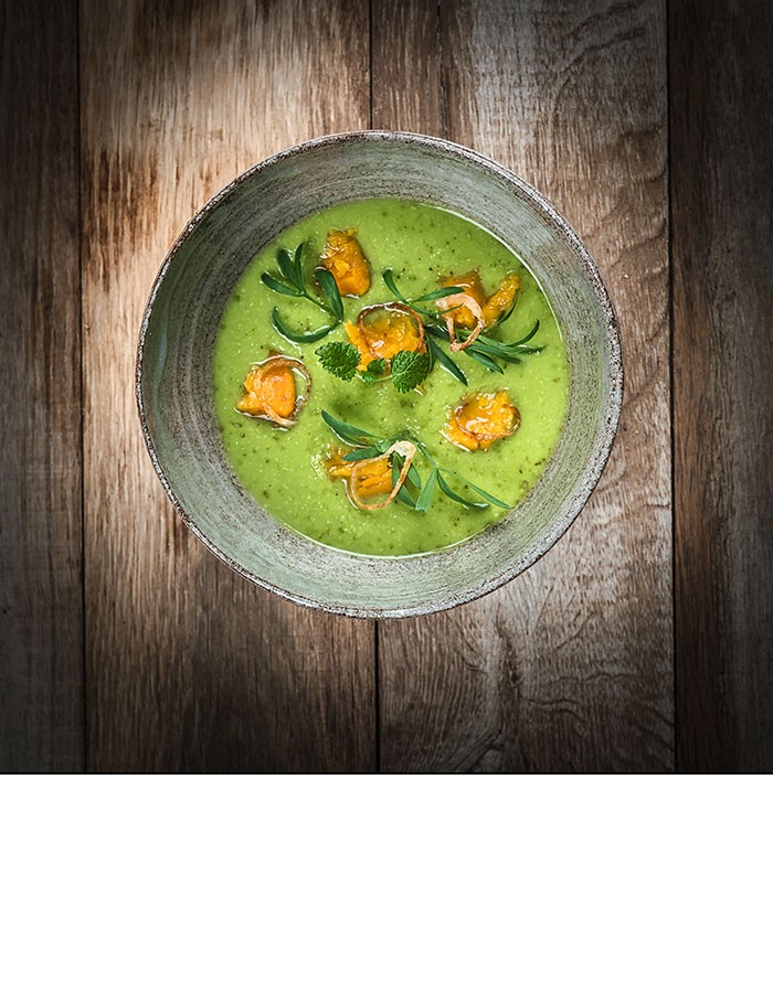 Pea soup with lemon balm