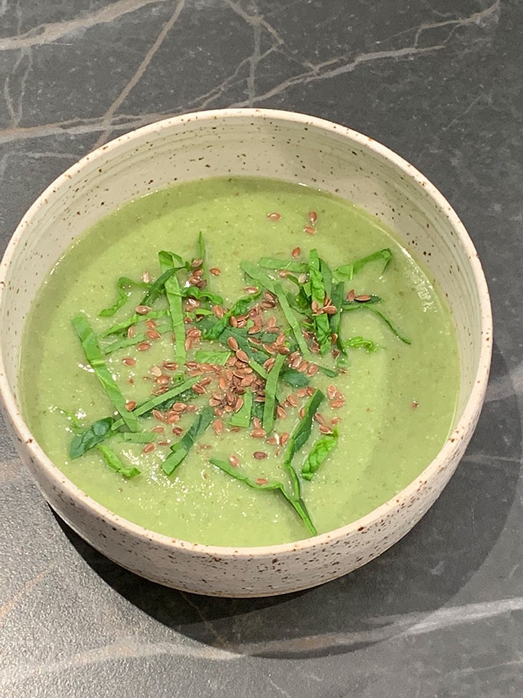 Spinach-celeriac soup with garlic, hazelnut and linseeds