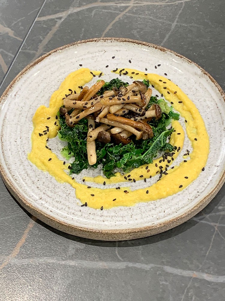 Kale, légumaise Vietnam, fried beech mushroom, black sesame