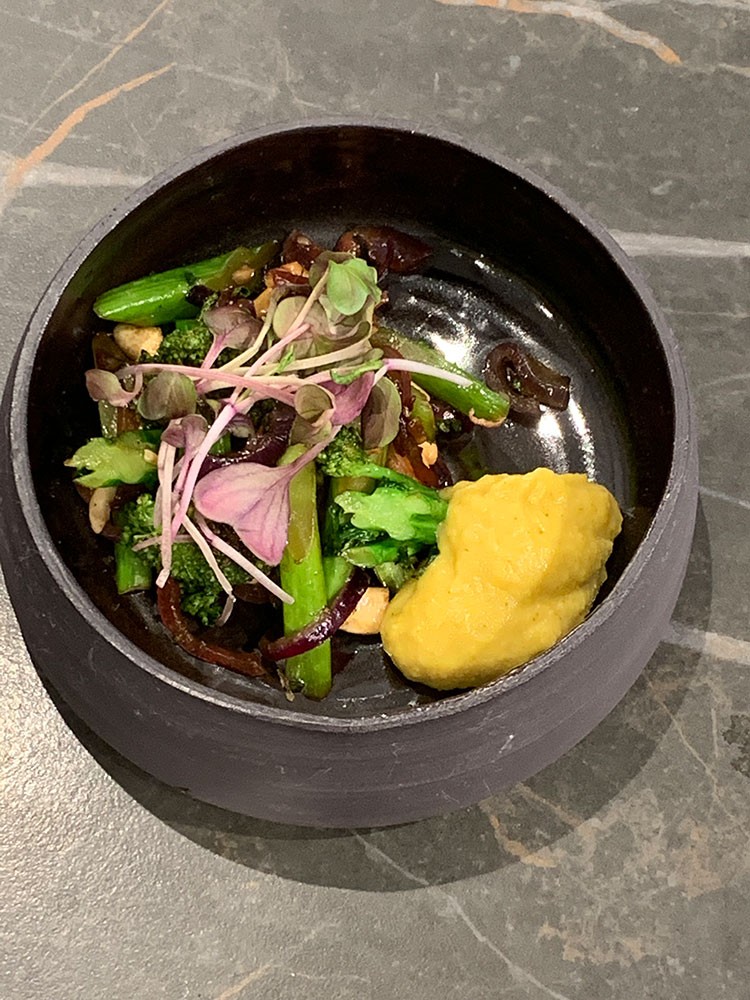 Wok of broccoletti, cashew, tamari, red onion, légumaise Vietnam, cress