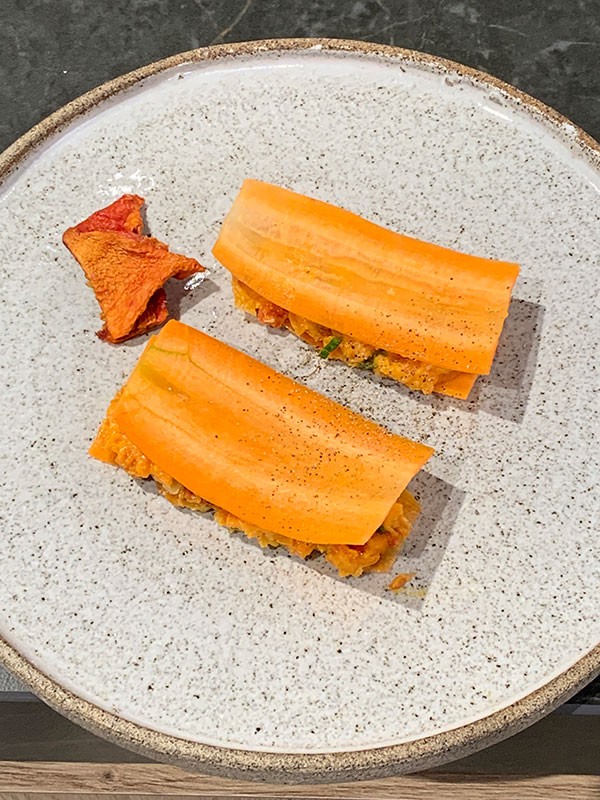 Carrot sandwich, Legume carrot, mint, cashew nut, papaya