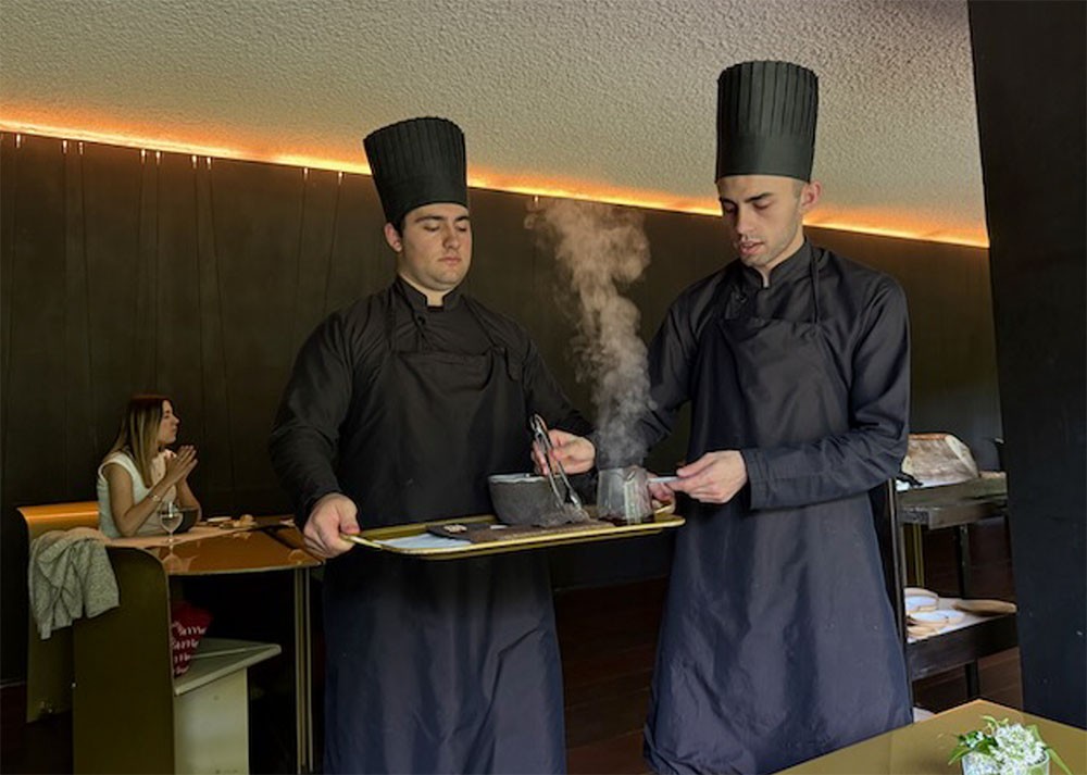 Heating a broth with volcanic stones