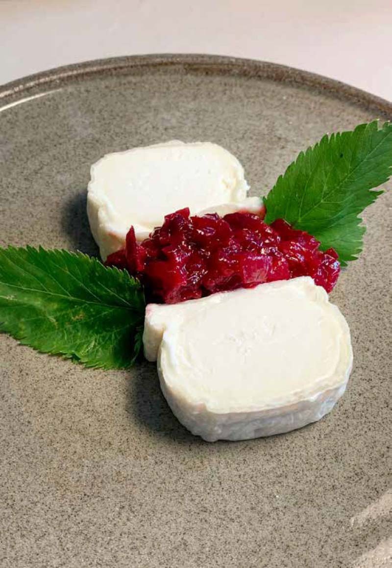 Red beet, horseradish, onion, pear and grape chutney