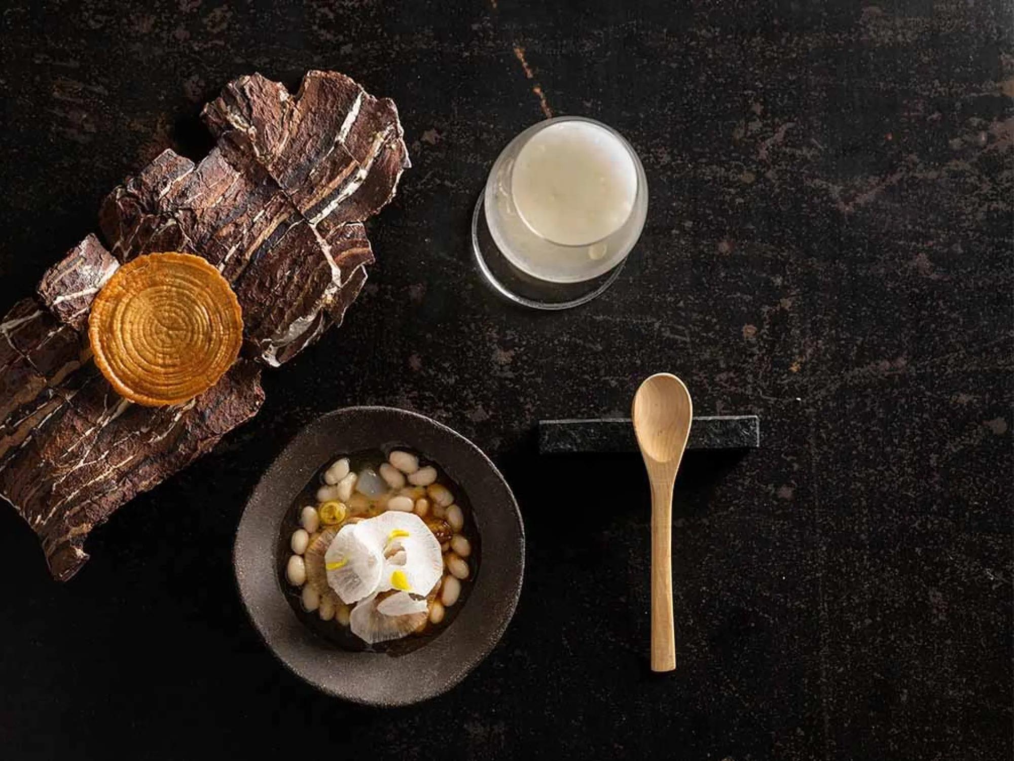 Dish with AOP beans of Santa Pau