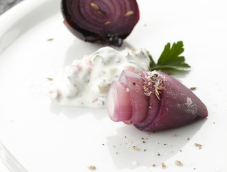 Grilled red onion with spicy fresh cheese sauce